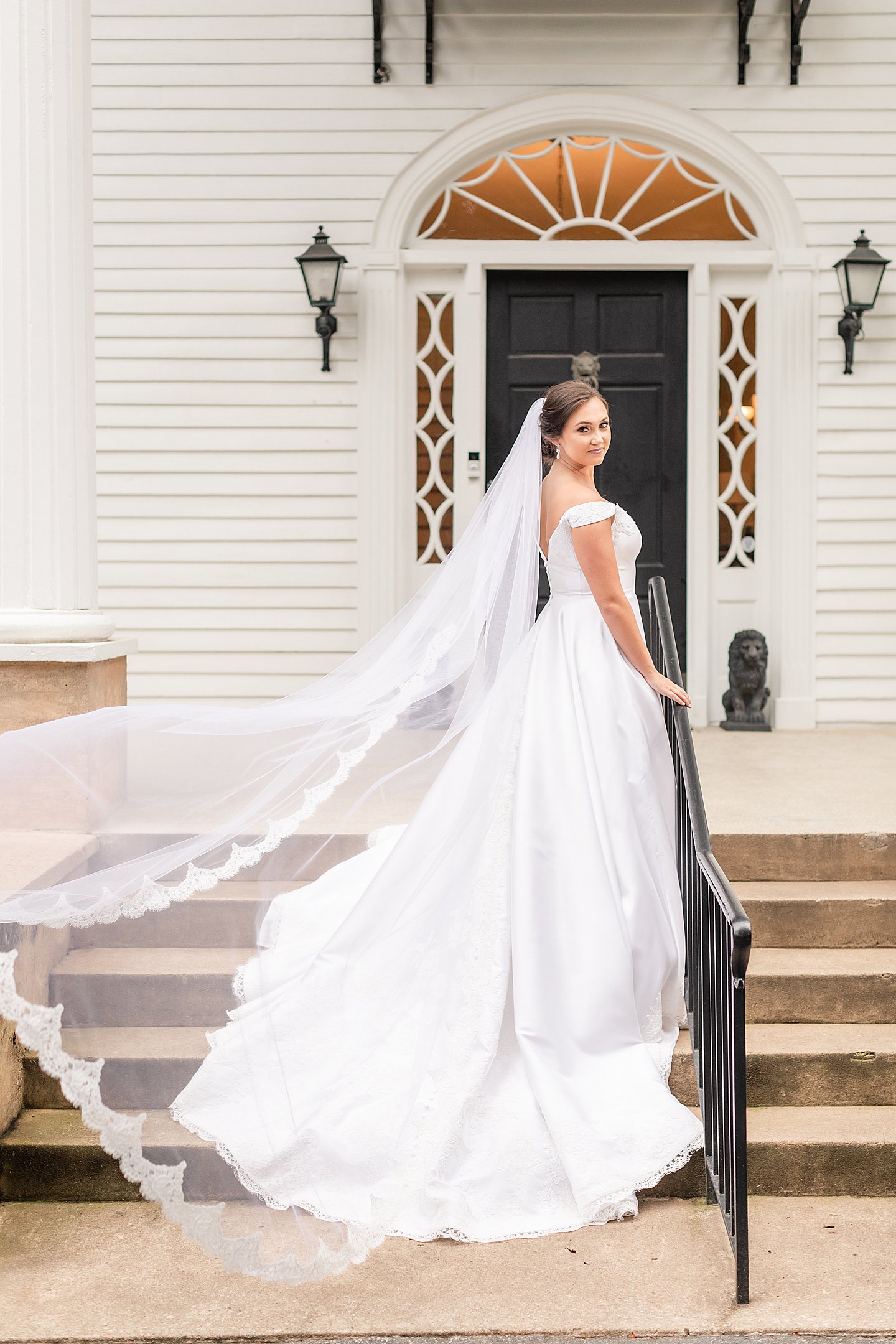 outdoor bridal portrait at white mansion